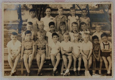 Schoolfoto van meneer Kian Wie Thee die linksboven op de foto staat