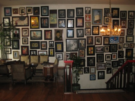 Foto's aan de muur in Café Batavia