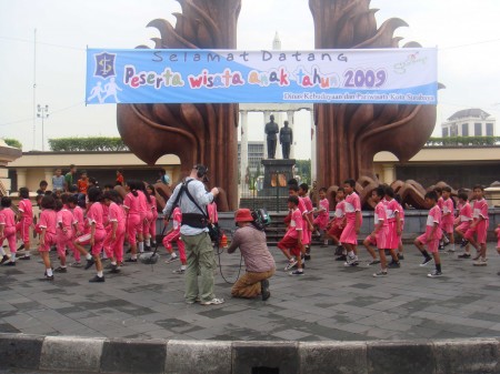 Schoolkinderen bij ingang Heldenmonument Surabaya