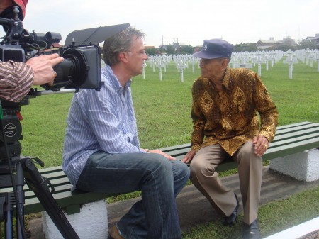 Rob praat met meneer Boenandir, overlevende van de Slag in de Javazee