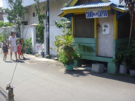 Entree van de wijk Cideng (op het huisje staat: bezoekers hier melden)