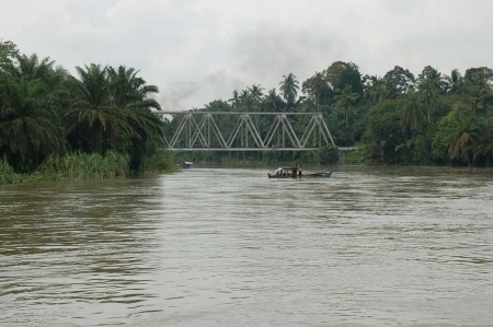 Spoorbrug aan een rivier