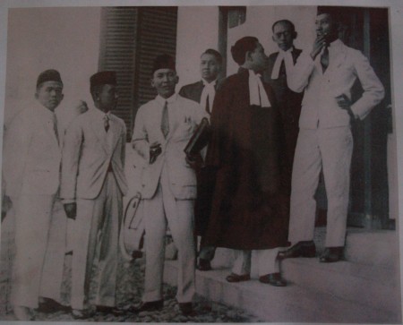 Beroemde foto waarop Soekarno samen met medestanders en advocaten poseert