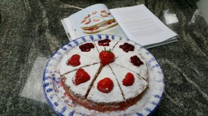 Aardbeien slagroom taart, hier uitgevoerd in half aardbeien, half frambozenjam om mijn gasten iets te kiezen te geven. Jannekee