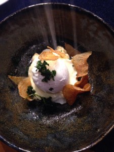 Asperges met gepocheerd ei, hollandaise saus met gerookte boter en chips. Door: Jonathan Karpathios