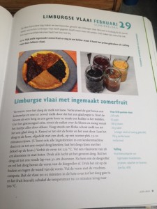 Limburgse vlaai met ingemaakt zomerfruit