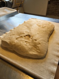 Het deeg is mooi uitgerezen. Als je het hebt ingedrukt, veert het terug.