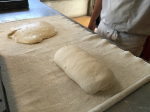 Links op de foto de uitgezakte blob, rechts het resultaat na een paar keer vouwen. 