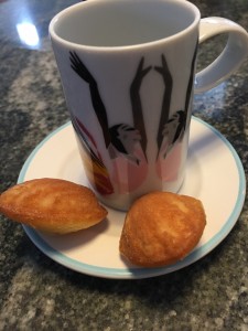 Deze door de jongste bediende gebakken Madeleine's komen uit een kleine Madeleine vorm en gingen 7 minuten in een voorverwarmde oven van 190 °C.