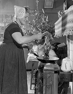 Een Zeeuwse huisvrouw die in 1949 de kerstbout aanbraadt.
