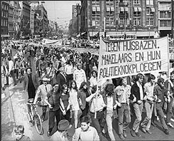 De woningnood, vooral in de grote steden, bracht in de jaren zeventig regelmatig grote groepen demonstranten op de been.