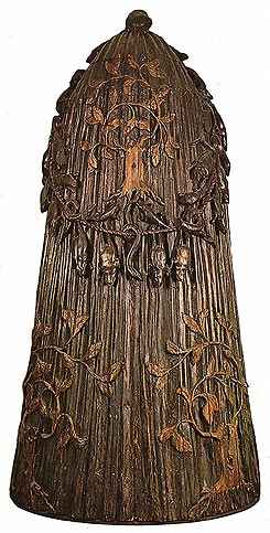 Een houten schandhuik uit 1688, met gebeeldhouwde padden en slangen: symbolen van slecht gedrag. In Den Bosch werden vrouwen van lichte zeden in dit kledingstuk te kijk gezet.