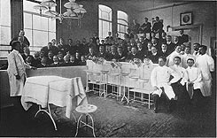 Operatie- en collegezaal van de chirurgische kliniek van het Stads- en Academisch Ziekenhuis te Utrecht omstreeks 1910.