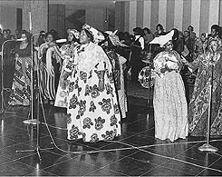 Op 25 november 1975 werd de Surinaamse onafhankelijkheid in Den Haag gevierd met het optreden van een creoolse dansgroep.