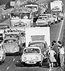 Eén van de eerste files in ons land, begin jaren ‘60 op het verkeersplein Oudenrijn: een moderne variant van het dauwtrappen.