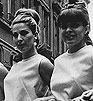Deze foto met de dames in minirok werd gemaakt in 1966.