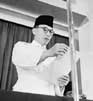 Soekarno spreekt tot de afgevaardigden tijdens een zitting van het Indonesische voorlopige parlement, de K.N.I. Poesat (1947)