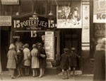 Kinderen voor een poffertjeszaak in de sinterklaastijd, op een foto uit 1934.