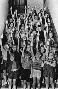 Schoolmelkpropaganda op een school te Zaandam in 1951.